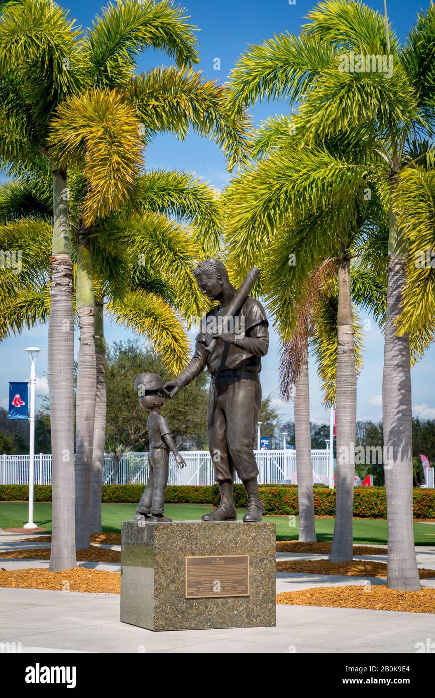 Statue de jeune fan de baseball et Ted Williams - joueur du Temple de la renommée pour le Boston Red Sox au JetBlue Park, Red Sox installation, Ft Myers, Floride, États-Unis Banque D'Images