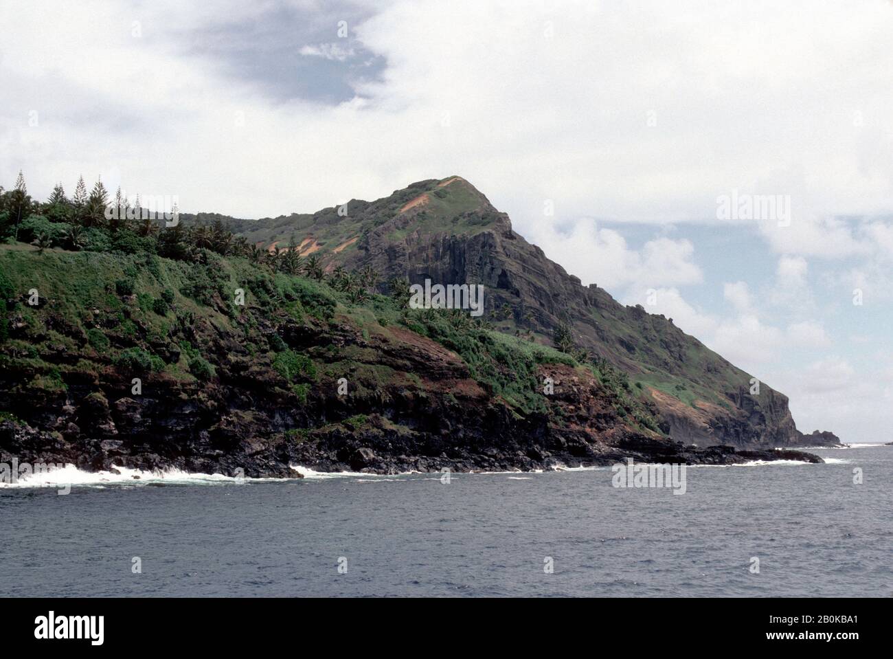 ÎLE DE PITCAIRN, VUE SUR LA CÔTE DEPUIS LA MER Banque D'Images