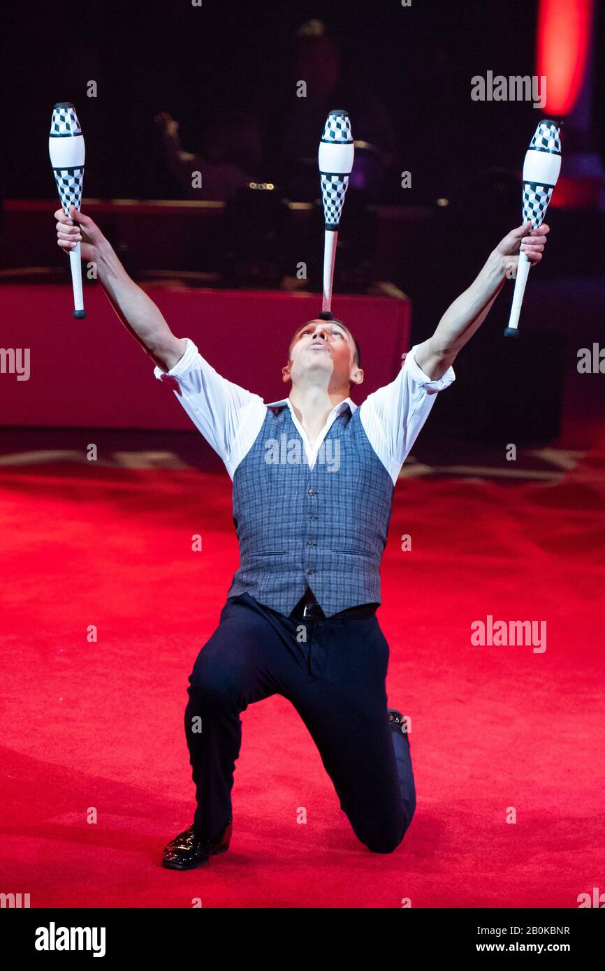 Gérone, ESPAGNE - 17 FÉVRIER : Luis Gerardo Cuevas, mexicain, fait du jonglage lors du Festival International du cirque Elefant d'Or au Parc de la Devesa on Banque D'Images