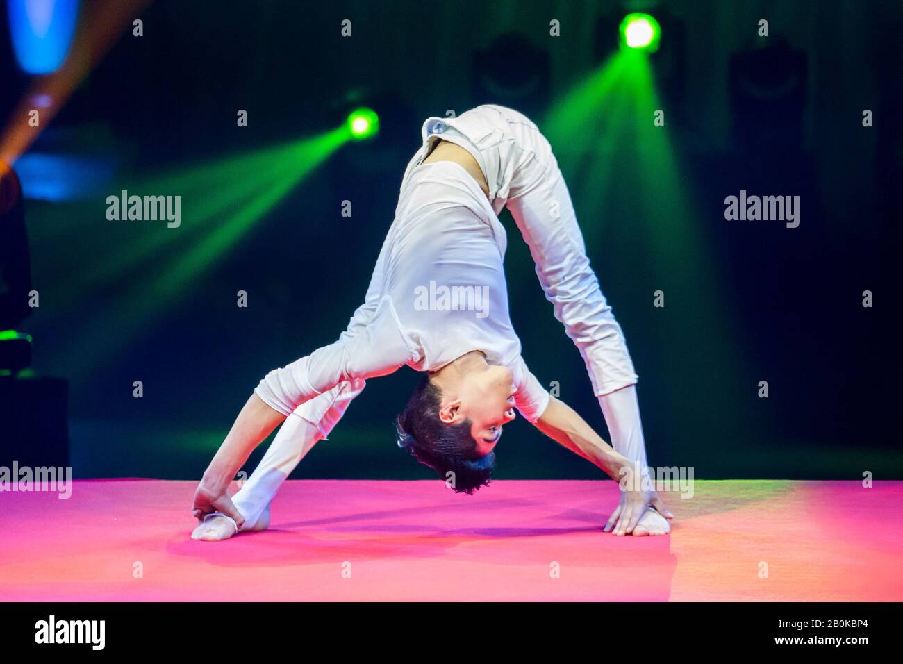 Gérone, ESPAGNE - 17 FÉVRIER : mexicain David Meraz se présente en contortion lors du festival international Elefant d'Or au Parc de la Devesa, en février Banque D'Images
