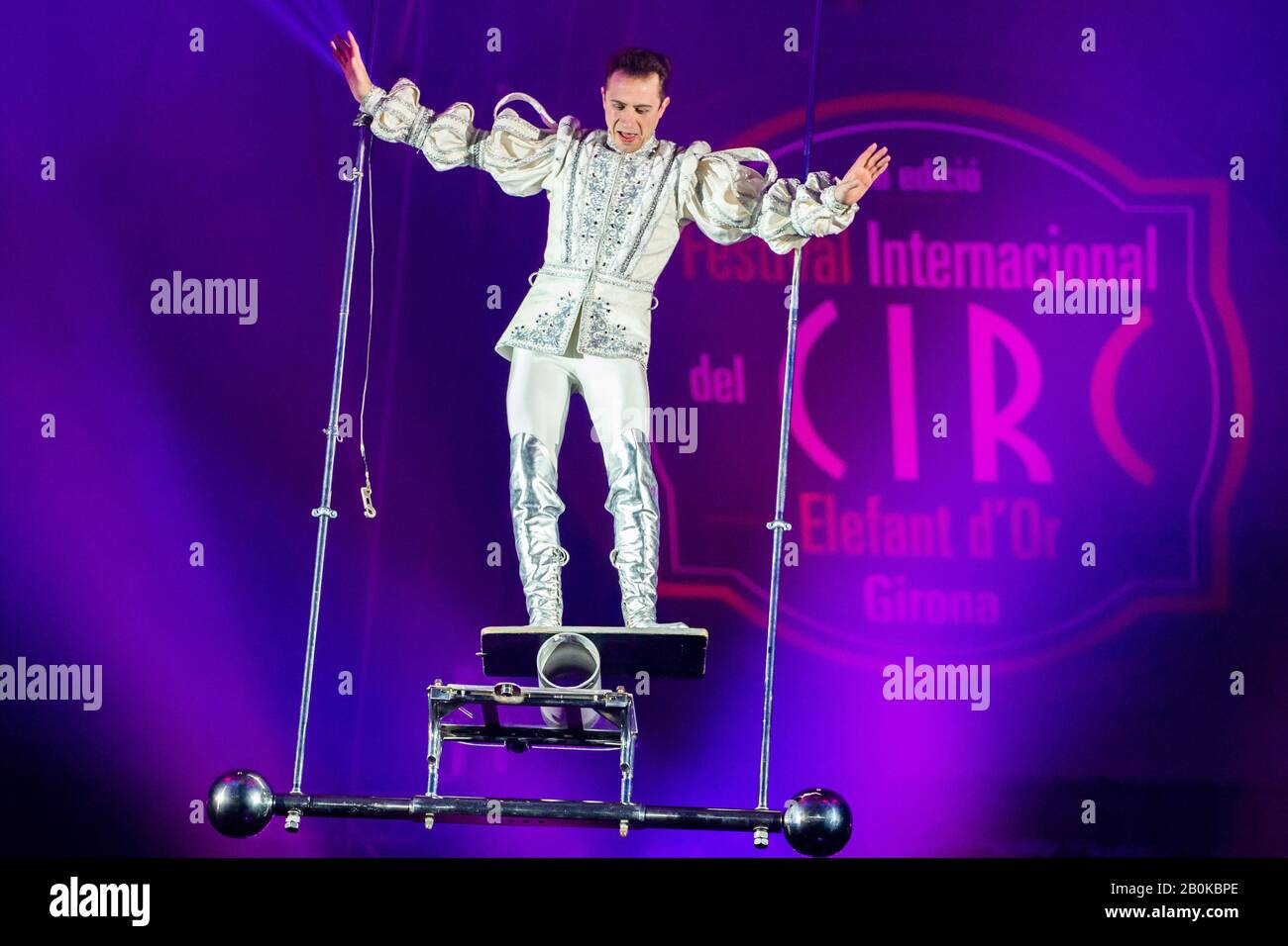 Gérone, ESPAGNE - 17 FÉVRIER : Biélorussie Vladimir Ivanov effectue un équilibrage lors du Festival International du cirque Elefant d'Or au Parc de la Devesa sur Fe Banque D'Images