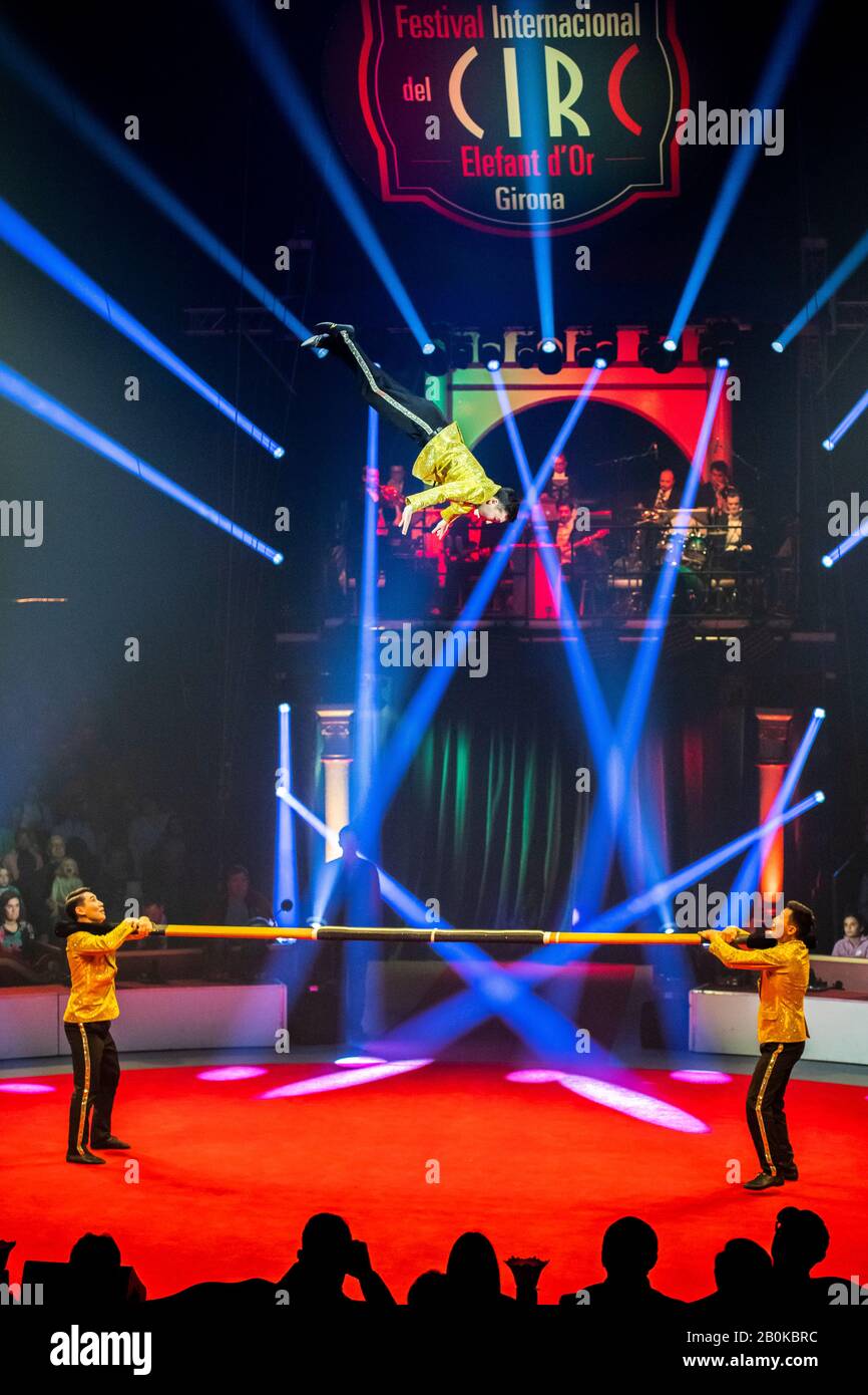 Gérone, ESPAGNE - 17 FÉVRIER : le Trio russe Poselskii exécute le bar russe lors du festival international Elefant d'Or au Parc de la Devesa on Fe Banque D'Images