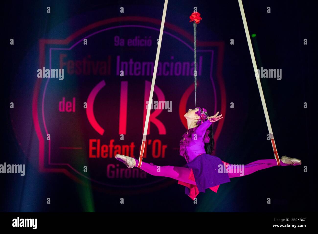 Gérone, ESPAGNE - 17 FÉVRIER : Khorlan du Kazakhstan exécute une échelle aérienne lors du festival international Elefant d'Or au Parc de la Devesa o Banque D'Images