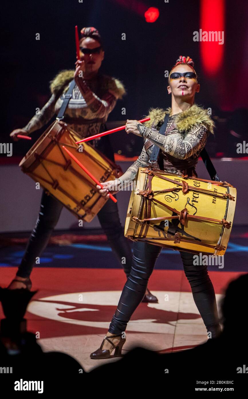 Gérone, ESPAGNE - 17 FÉVRIER : les filles argentines de l'Argendance se sont produit lors du festival international du cirque Elefant d'Or au Parc de la Devesa en février Banque D'Images