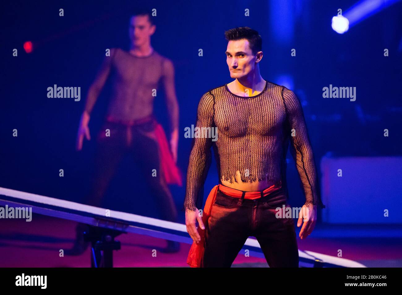 Gérone, ESPAGNE - 18 FÉVRIER : les artistes russes effectuent le spectacle « Jump'n'Roll » sur le plateau pendant le festival international du cirque « Elefant d'Or » au Parc de la de Banque D'Images