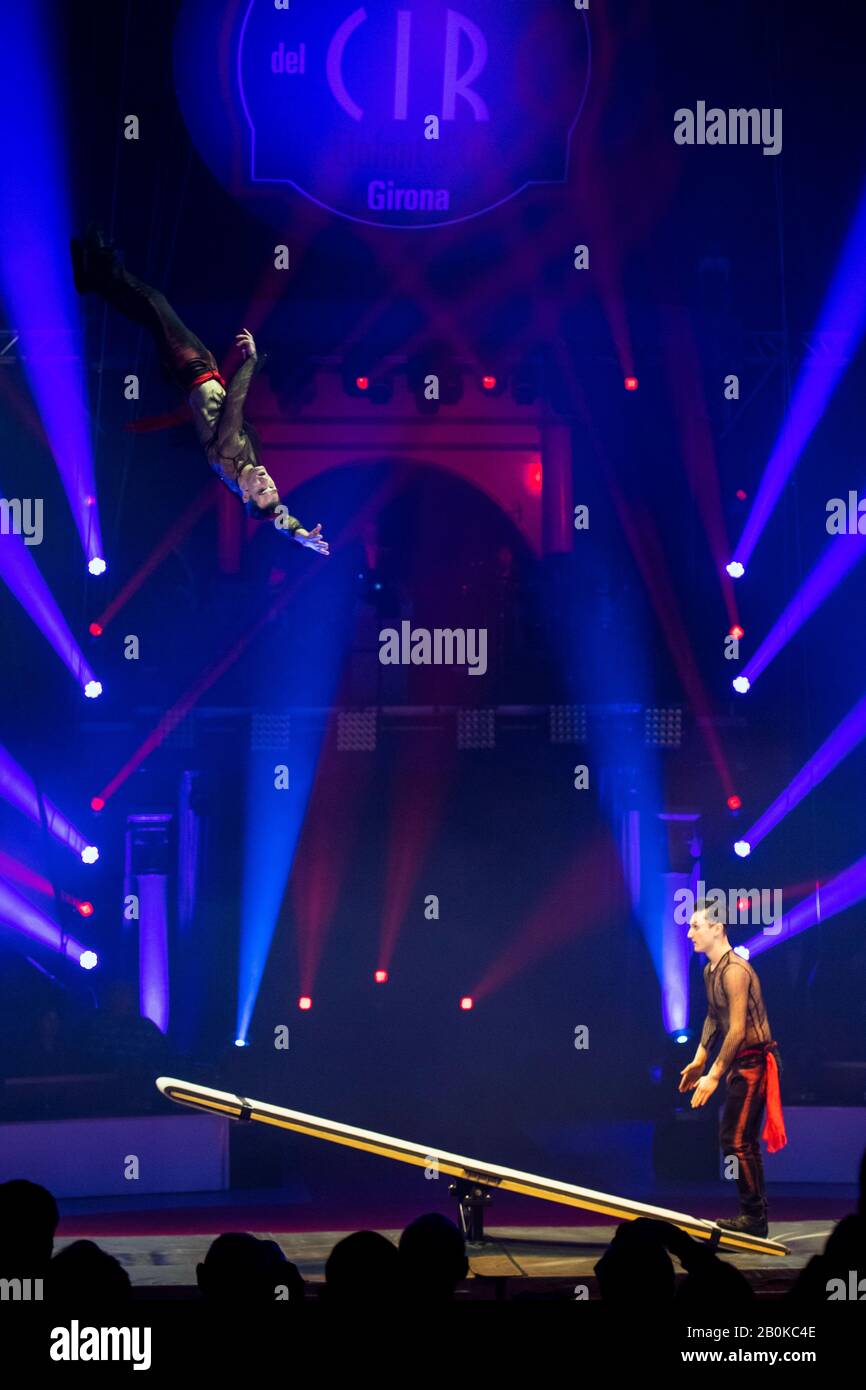 Gérone, ESPAGNE - 18 FÉVRIER : les artistes russes effectuent le spectacle « Jump'n'Roll » sur le plateau pendant le festival international du cirque « Elefant d'Or » au Parc de la de Banque D'Images