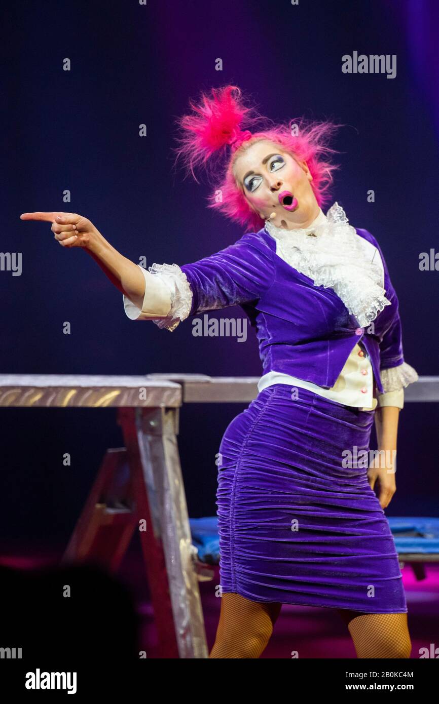 Gérone, ESPAGNE - 18 FÉVRIER : l'Oksana russe Est Un Spectacle Embarrassant lors de l'International Circus Festivalat Parc de la Devesa le 18 février 2 Banque D'Images