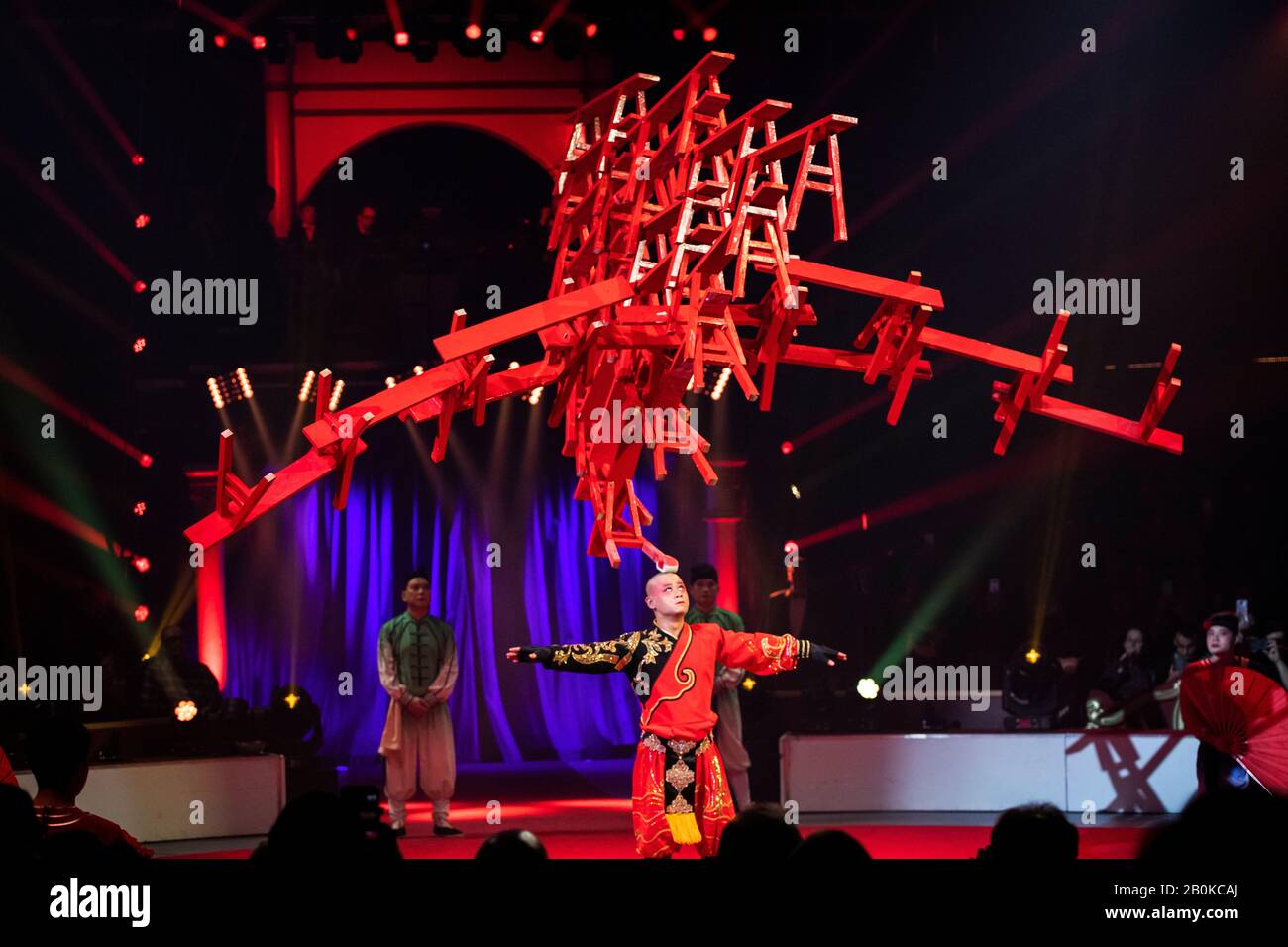 Gérone, ESPAGNE - 18 FÉVRIER : la Troupe acrobatique Anhui de Chine se produit lors du festival international du cirque Elefant d'Or au Parc de la Devesa, en février Banque D'Images