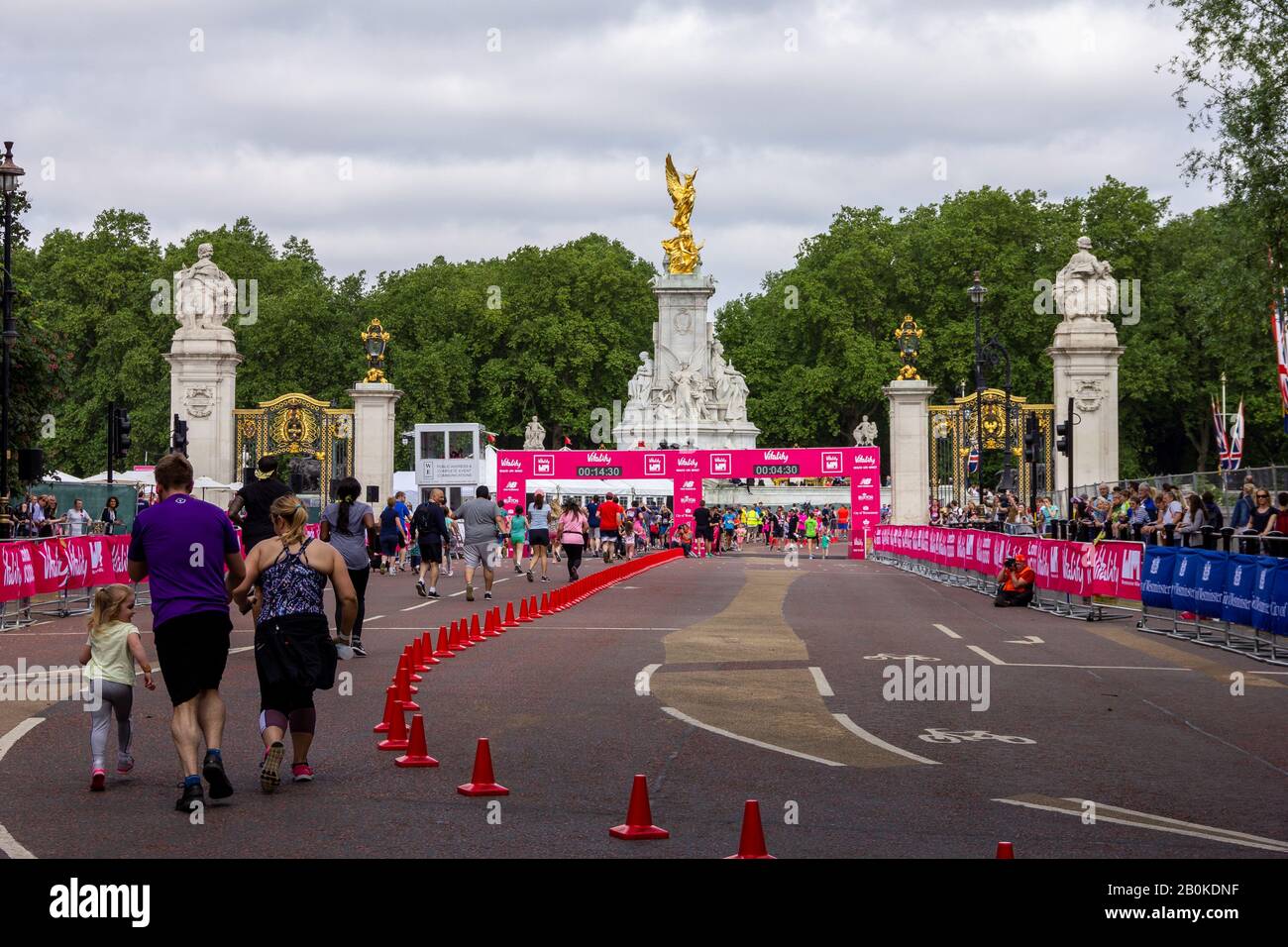 Londres/Angleterre - 26 mai 2019: Un portrait de paysage des gens qui courent à la ligne d'arrivée de l'événement de course de collecte de fonds Vitality London 10 k à Londres, Angl Banque D'Images