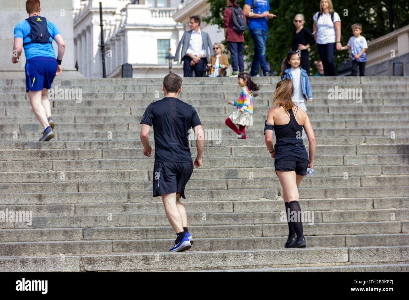 Londres/Angleterre - 26 mai 2019 : portrait d'un coureur mâle et d'une femelle, courrant dans les escaliers du centre-ville de Londres pendant la course vitalité de Londres à 10 km. Banque D'Images