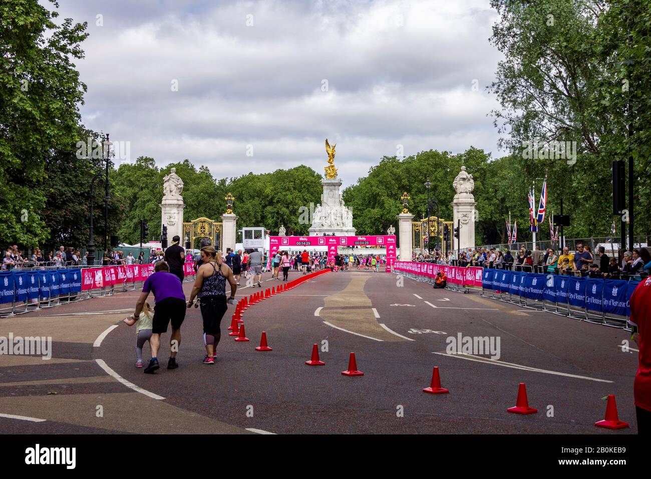 Londres/Angleterre - 26 mai 2019: Un portrait de paysage de la piste et quelques coureurs de l'événement de collecte de fonds Vitality London 10 000 à Londres, Angleterre. Ils Banque D'Images