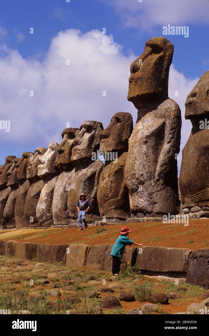ÎLE DE PÂQUES, AHU TONGARIKI, STATUES DE MOAI, TOURISTES Banque D'Images