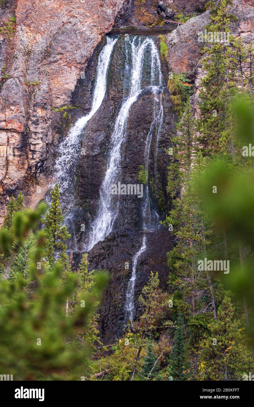 De l'eau s'est déferlante sur des pentes rocheuses pour créer une chute d'eau. Banque D'Images