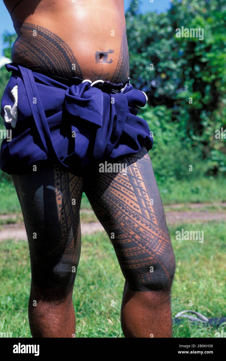 SAMOA OCCIDENTALES, ILE SAVAI'I, HOMME LOCAL AVEC TATOUAGES TRADITIONNELS, GROS PLAN Banque D'Images