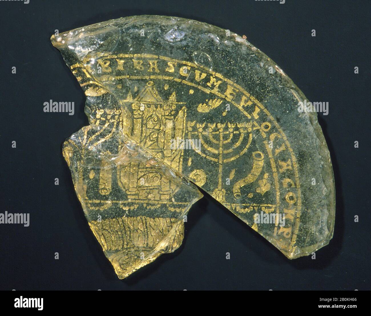 Fragments de bol avec Menorah, Shofar et Torah Ark, Roman, 300–350, Roman, Glass, feuille d'or, Dans L'Ensemble : 2 11/16 x 2 3/4 x 1/4 in. (6,9 x 7 x 0,7 cm), a uniquement : 1 1/2 x 3 1/2 po. (3,8 x 8,9 cm), b uniquement : 1 1/2 x 1 1/4 po. (3,8 x 3,2 cm), verre or-verre Banque D'Images