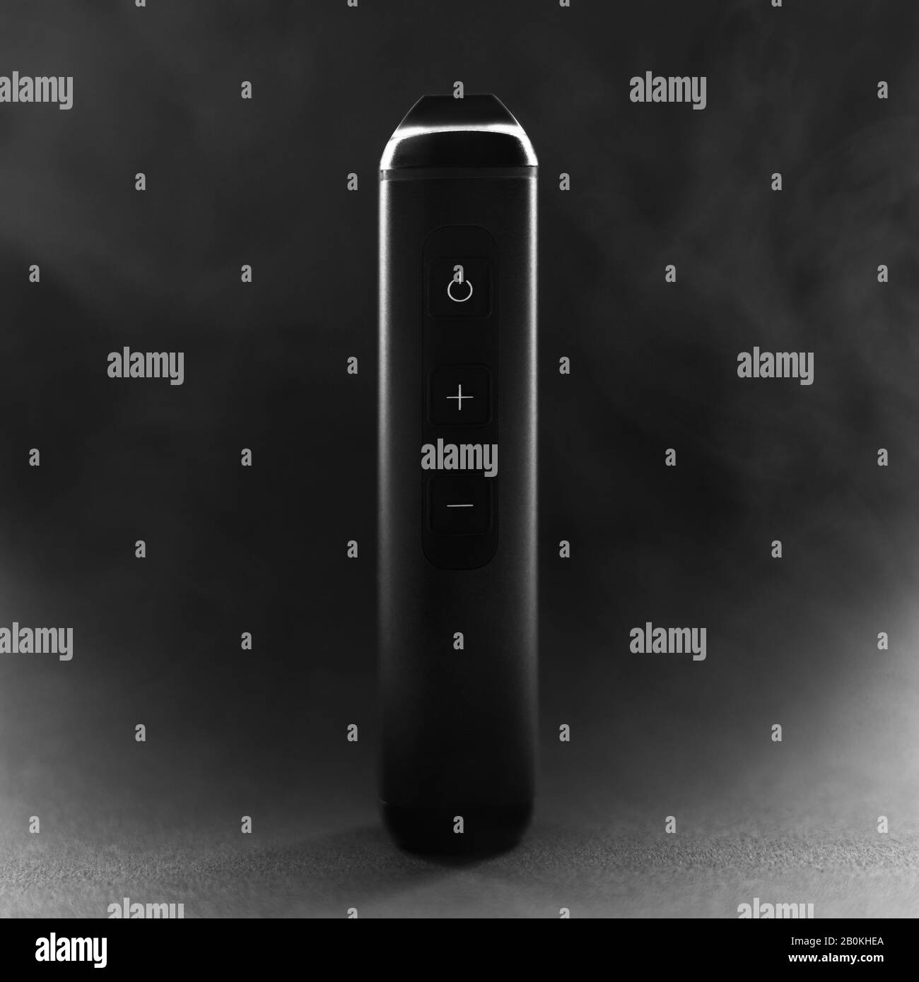 Stylo à cigarette électronique sur fond sombre fumé Banque D'Images