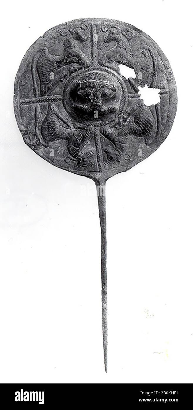 Broche à tête de disque, Iran, Iron Age III, date CA. 8ème–7ème siècle C.-B., Iran, Louristan, peut-être de Surkh Dum, Iran, Bronze, 3,46 x 7,64 po. (8,79 x 19,41 cm), Ornements En Métal Banque D'Images