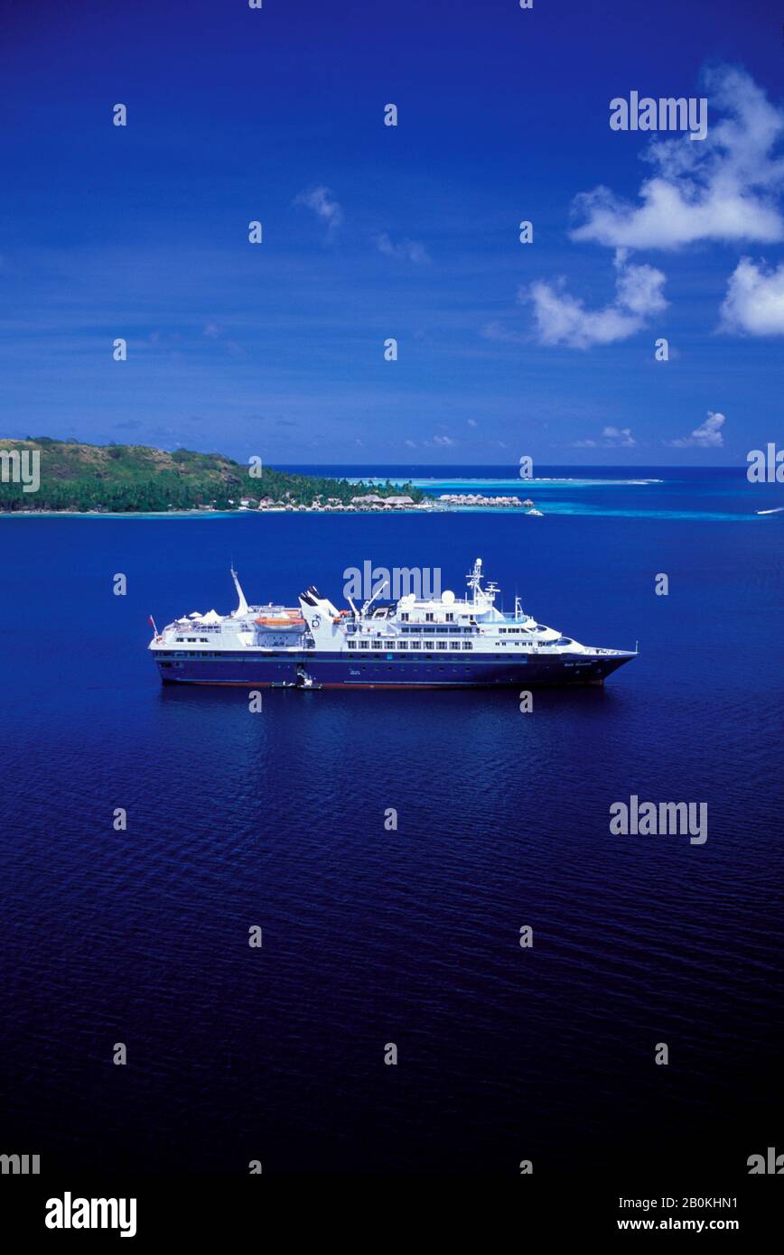 POLYNÉSIE FRANÇAISE, ÎLES DE LA SOCIÉTÉ, BORA BORA, MS WORLD DISCOVERER AU POINT D'ANCRAGE, PHOTO AÉRIENNE Banque D'Images