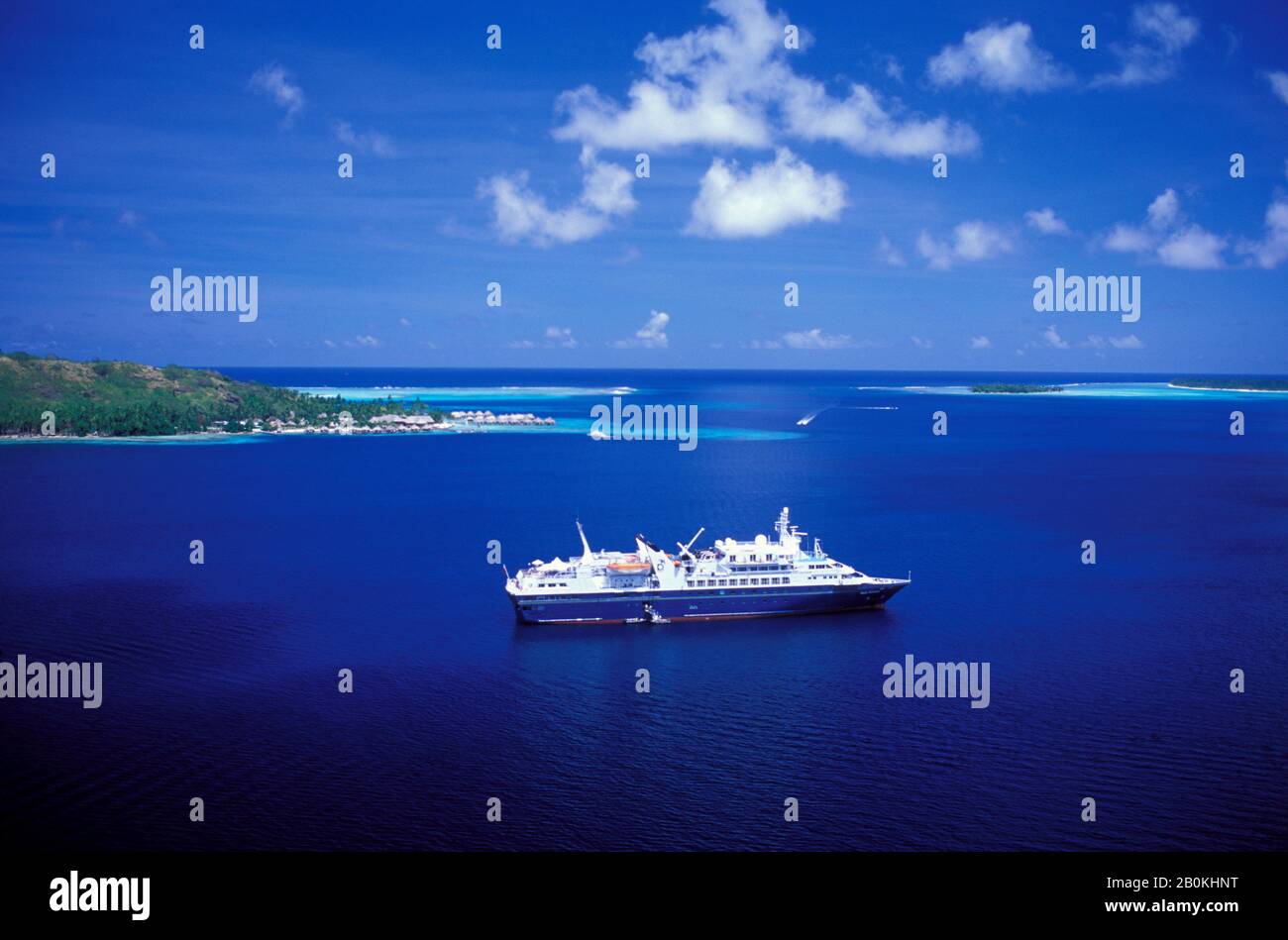 POLYNÉSIE FRANÇAISE, ÎLES DE LA SOCIÉTÉ, BORA BORA, MS WORLD DISCOVERER AU POINT D'ANCRAGE, PHOTO AÉRIENNE Banque D'Images