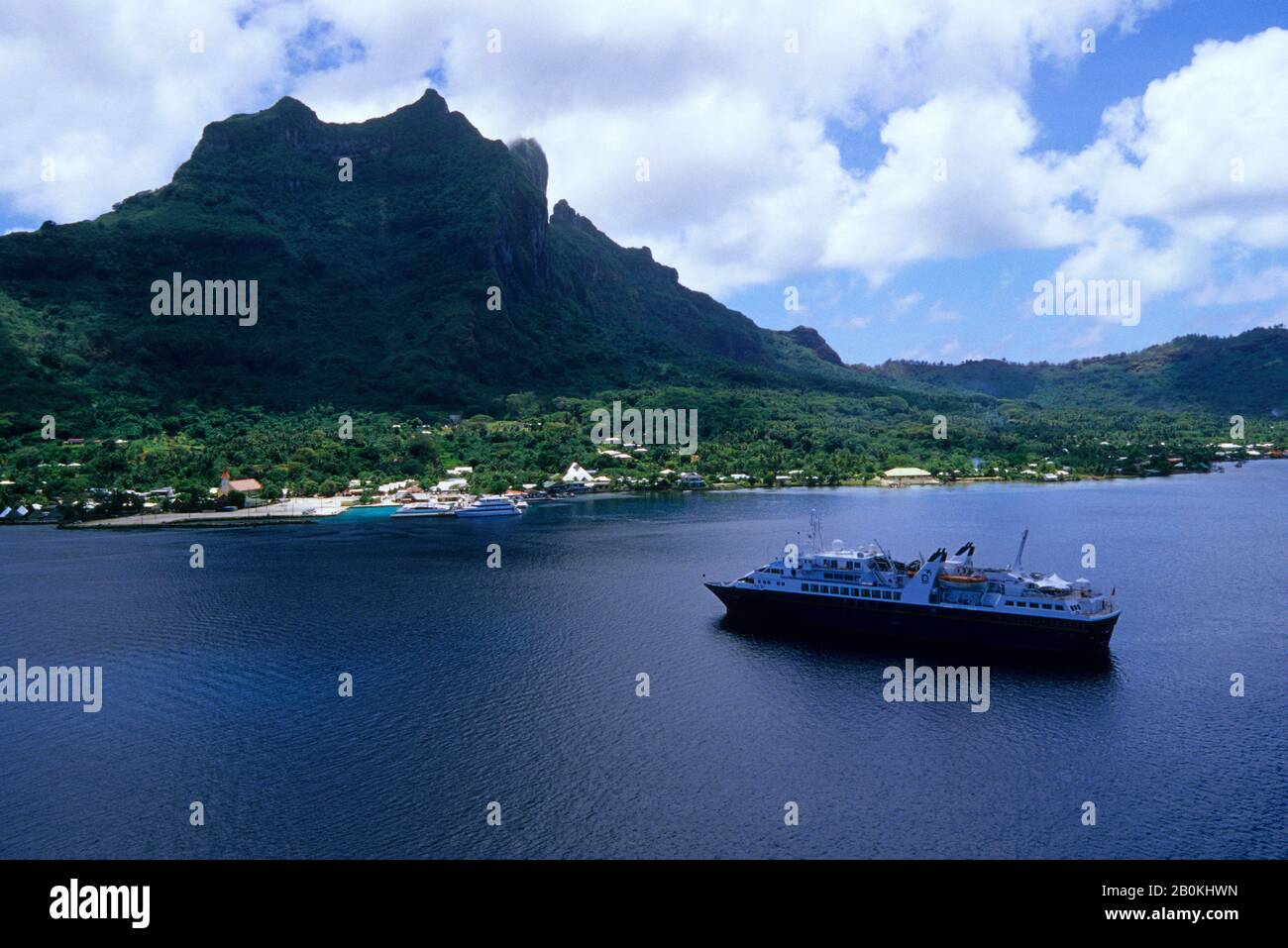 POLYNÉSIE FRANÇAISE, ÎLES DE LA SOCIÉTÉ, BORA BORA, MS WORLD DISCOVERER AU POINT D'ANCRAGE, PHOTO AÉRIENNE Banque D'Images