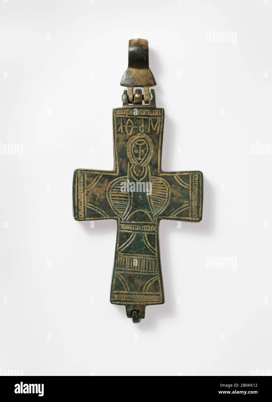 Croix reliquaire avec Christ et la Vierge, byzantine, IXe–13ème siècle, byzantine, alliage de cuivre, Dans L'Ensemble: 4 7/8 x 2 1/4 x 1/2 po. (12,4 x 5,7 x 1,3 cm), alliage Métal-cuivre Banque D'Images