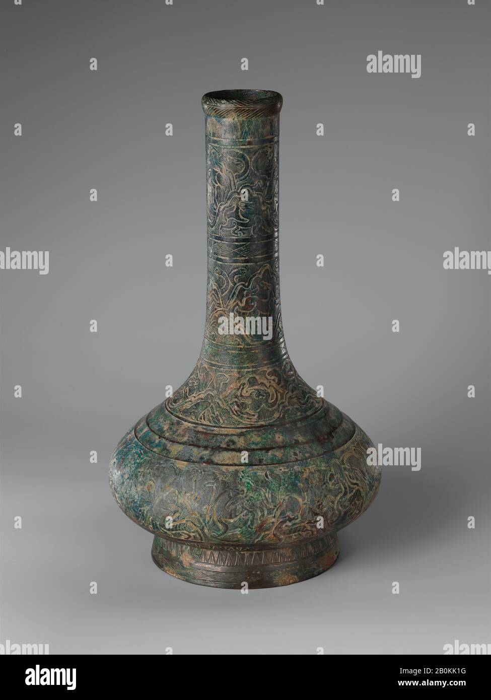 Vase (Hu), Chine, dynastie Han (206 B.C.–A.D. 220), date CA. 1ème siècle C.-B.–1ème siècle A.D., Chine, Bronze, H. 12 po. (30,5 cm) ; diam. 6 1/2 po. (16,5 cm) ; diamètre de la jante : 1 7/8 po. (4,8 cm); diam. Du pied: 4 1/2 po. (11,4 cm), Métal Banque D'Images