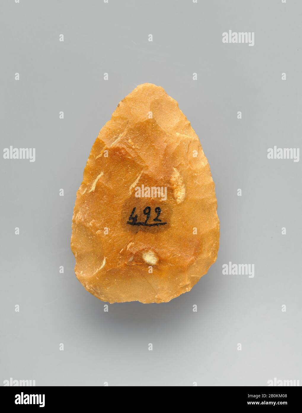 Biface, Acheuléan, 700 000–200 000 av. J.-C., Acheuléan, Quartzite, H. 5 1/8 po. (12,95 cm) ; avec 3 3/8 po. (8,6 cm) ; D.1 po. (2,5 cm) ; Poids 9 oz. (266 g), Outils Banque D'Images