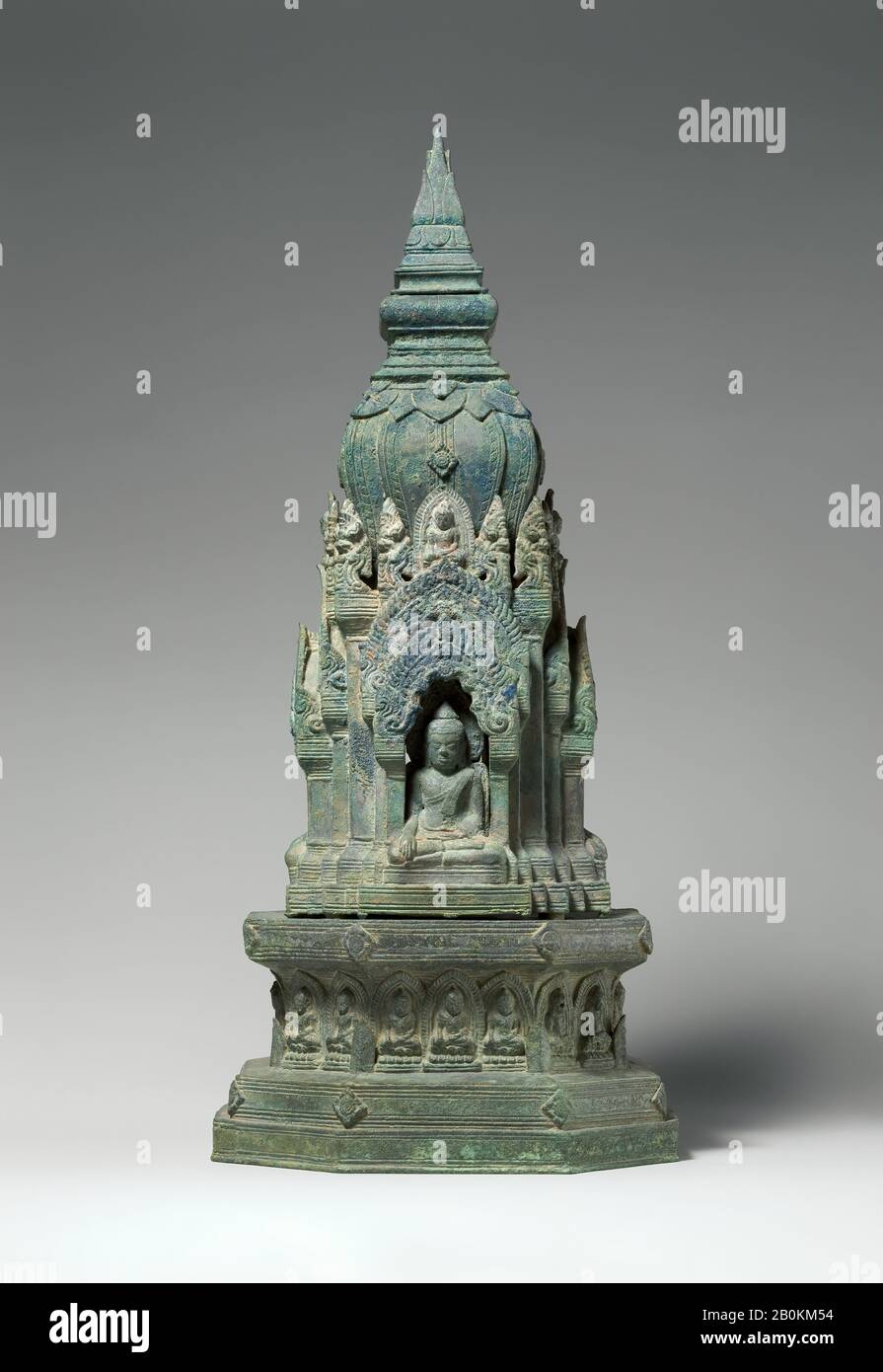 Sanctuaire bouddhiste, Thaïlande ou Cambodge, période d'Angkor, 13ème siècle, Thaïlande ou Cambodge, Bronze, H. 19 1/2 in. (49,5 cm) ; avec 8 1/2 po. (21,6 cm) ; D. 8 po. (20,3 cm), Sculpture Banque D'Images