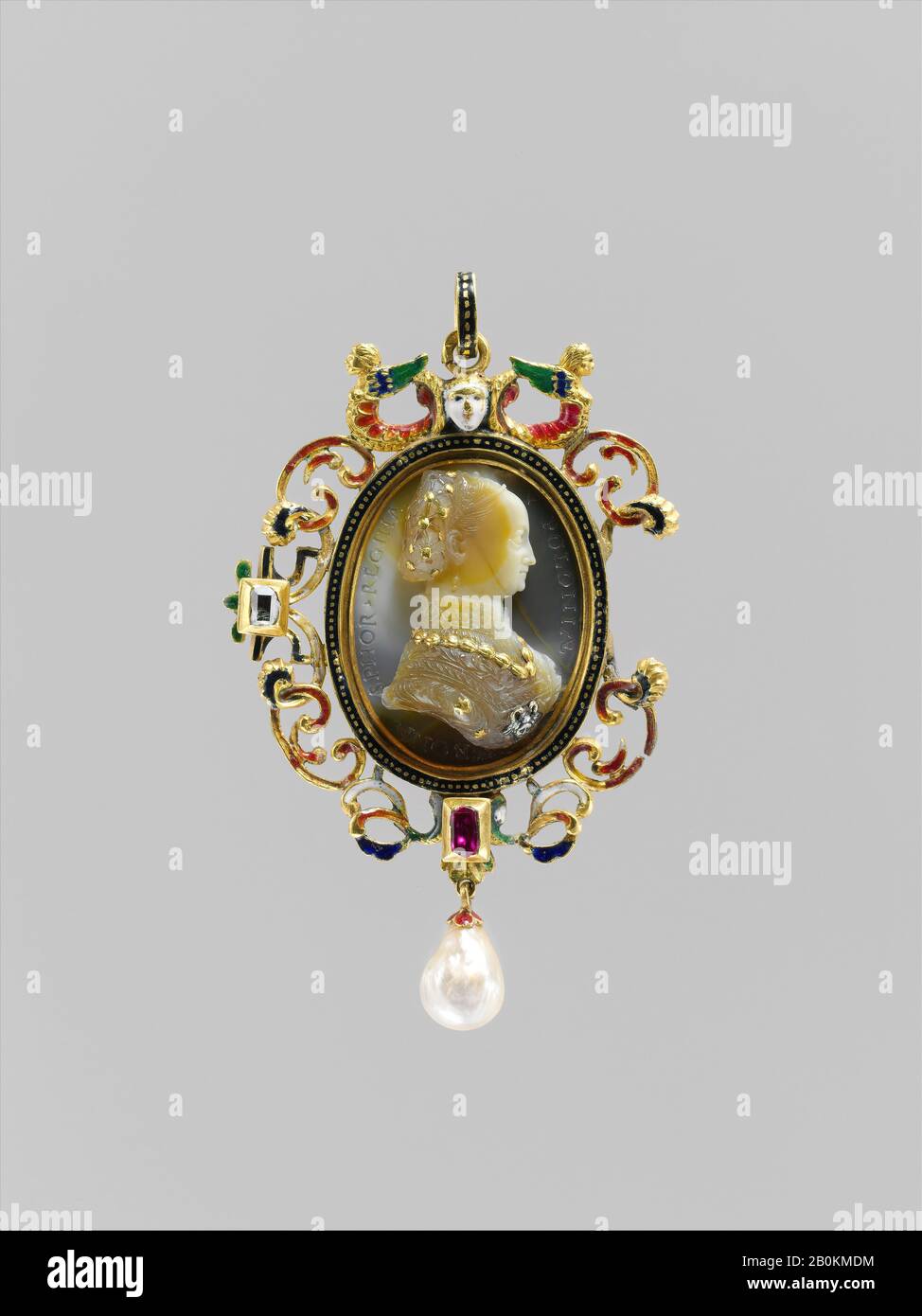 Caméo de Giovanni Jacopo Caraglio, Bona Sforza (1493–1557), Reine de Pologne, Polonais, Cracovie caméo avec cadre français, Cameo de Giovanni Jacopo Caraglio (Italien, Parme ou Verona Ca. 1500/1505-1565 Cracovie (?), camée CA. 1530–40, cadre du XIXe siècle, polonais, Cracovie caméo avec cadre français, Sardonyx, avec détails incrustés d'or et d'argent; monté dans le cadre du XIXe siècle comme pendentif en or, avec émail, perle et rubis, Dans L'Ensemble: 2 13/16 x 1 3/4 in. (7,2 x 4,4 cm), Caméo Visible : 31 x 22 mm Banque D'Images