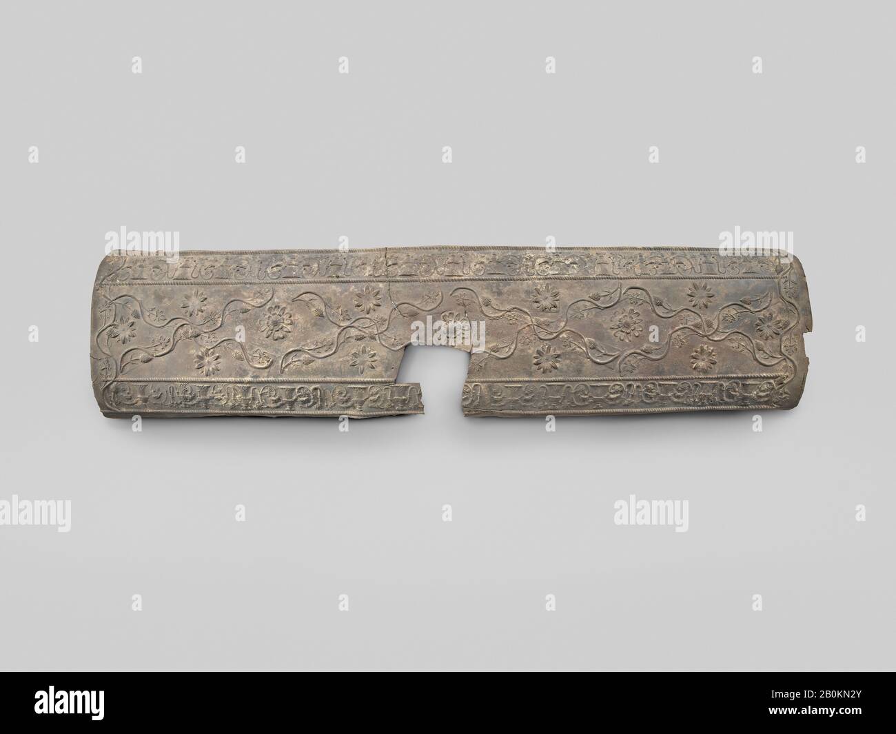 Cercueil et couvercle en plomb, romain, Impérial Tardif, date fin 2ème–milieu 3ème siècle A.D., romain, plomb, R : 86620 : 17 3/8 × 69 × 1/4 po. (44,1 × 175,3 × 0,6 cm), R , 86621 : 18 × 67 1/2 × 1/4 po. (45,7 × 171,5 × 0,6 cm), R , 86622 : 19 1/8 × 15 × 1/4 po. (48,6 × 38,1 × 0,6 cm), R , 86623 : 20 1/2 × 14 3/4 × 1/4 po. (52,1 × 37,5 × 0,6 cm), poids (Total) 215 lb. (97,5 kg), Couvercle, gauche 1/2, .A : 4 5/8 × 17 × 40 3/4 in. (11,7 × 43,2 × 103,5 cm), Couvercle droit 1/2, .b : 4 3/4 × 17 1/2 × 31 1/2 po. (12,1 × 44,5 × 80 cm), dérivations diverses Banque D'Images