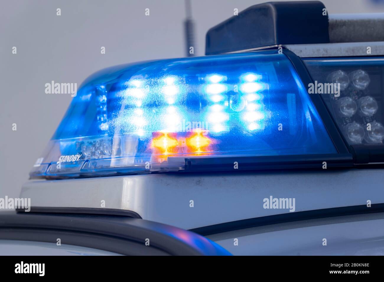 Police, lumière bleue, lampes à LED d'une voiture de patrouille de police, Banque D'Images