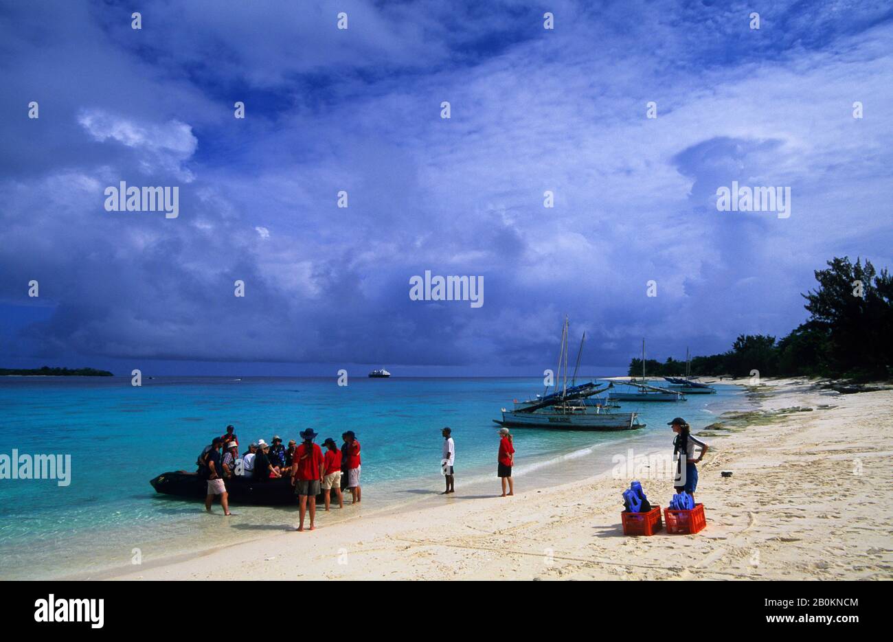 PAPOUASIE-NOUVELLE-GUINÉE, CHAÎNE DU CALVADOS, ÎLE DE PUNAWAN, ATTERRISSAGE DES TOURISTES SUR LA PLAGE, M/S WORLD DISCOVERER Banque D'Images