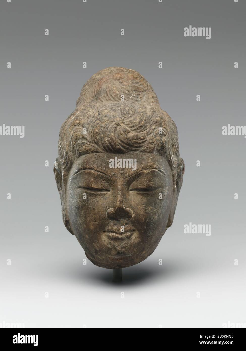 Chef de Bouddha, Chine, dynastie Tang (618–907), Date milieu du 8ème siècle, Chine, calcaire avec traces de pigment, H. 5 1/2 in. (14 cm) ; avec 3 1/2 po. (8,9 cm) ; D. 3 1/2 po. (8,9 cm), Sculpture Banque D'Images