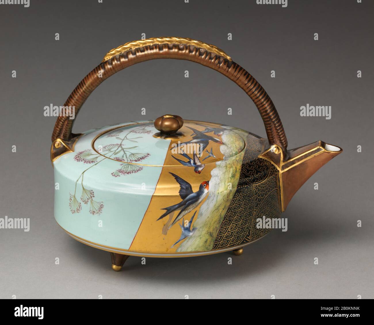 Worcester Factory, Teapot, British, Worcester, Worcester Factory (British, 1751–2008), 1879, British, Worcester, Bone china, confirmé : 6 3/8 × 8 7/16 × 6 9/16 in. (16,2 × 21,4 × 16,7 cm), céramique-porcelaine Banque D'Images