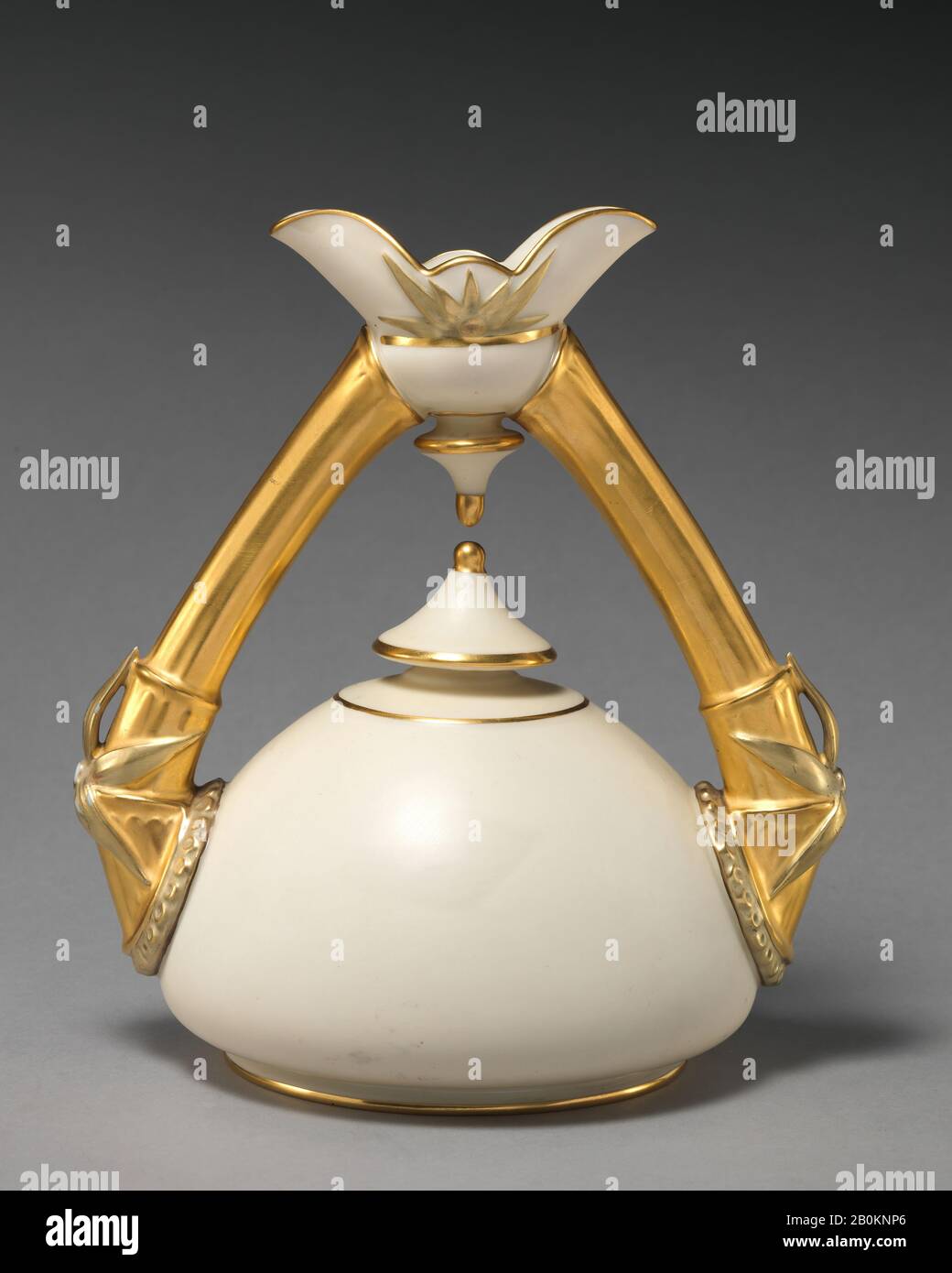 Worcester Factory, Vase, British, Worcester, Worcester Factory (British, 1751–2008), 1886?, British, Worcester, Bone china, confirmé: 7 5/8 × 6 7/8 × 5 7/16 in. (19,4 × 17,5 × 13,8 cm), céramique-porcelaine Banque D'Images