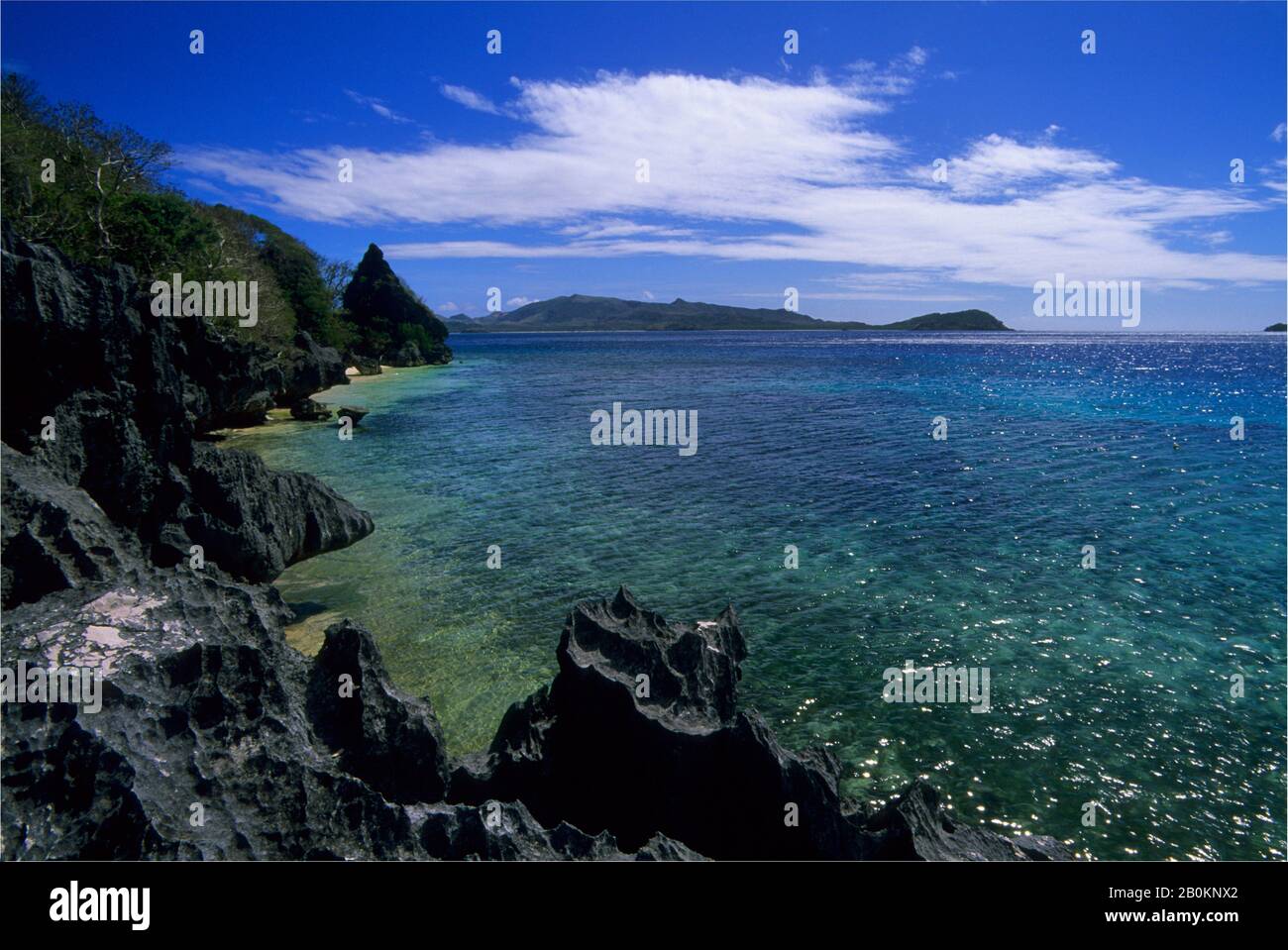 FIDJI, GROUPE YASAWA, ÎLE SAWA-I-LAU, ROCHER DE CORAIL À L'ÉTALAGE, LITTORAL Banque D'Images