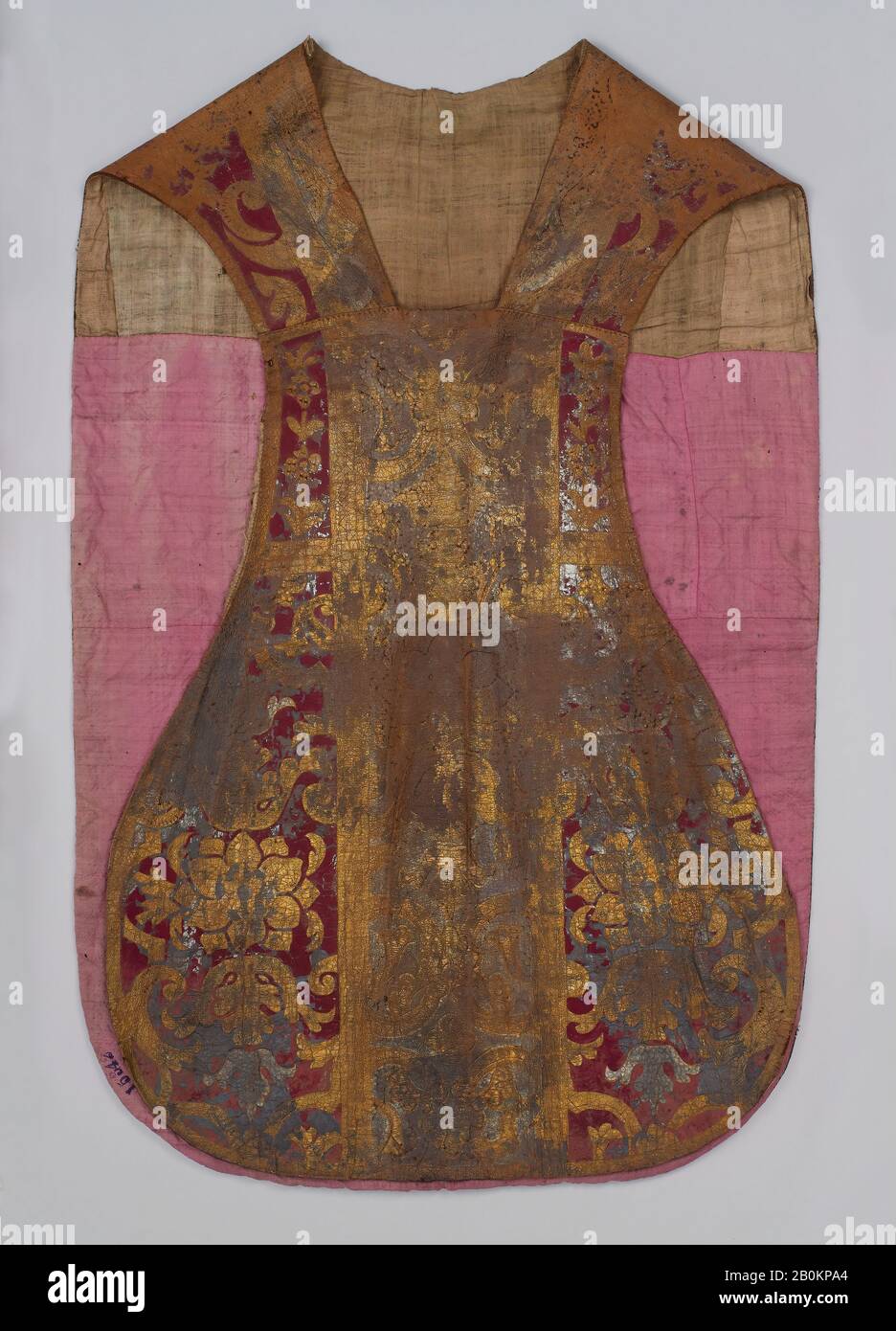 Chasuble, espagnol, fin du XVIe siècle ou début du XVIIe siècle, espagnol, cuir, laine, feuille de métal, L. 40 1/2 x W. 25 pouces, 102,9 x 63,5 cm, substances naturelles-Leatherwork Banque D'Images