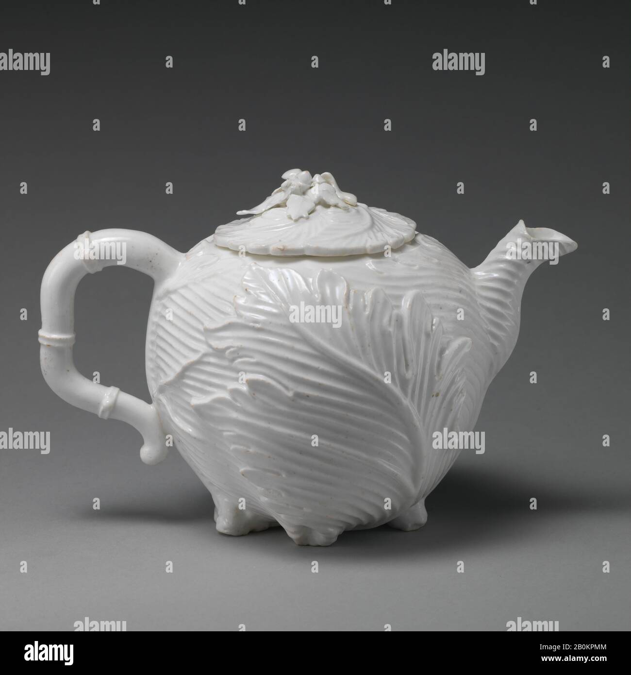 Usine De Manufacture De Porcelaine De Chelsea, Teapot, Royaume-Uni, Chelsea, Ca. 1745–49, British, Chelsea, porcelaine pâte molle, Total : 4 13/16 × 6 7/8 × 4 1/4 po. (12,3 × 17,5 × 10,8 cm), céramique-porcelaine Banque D'Images