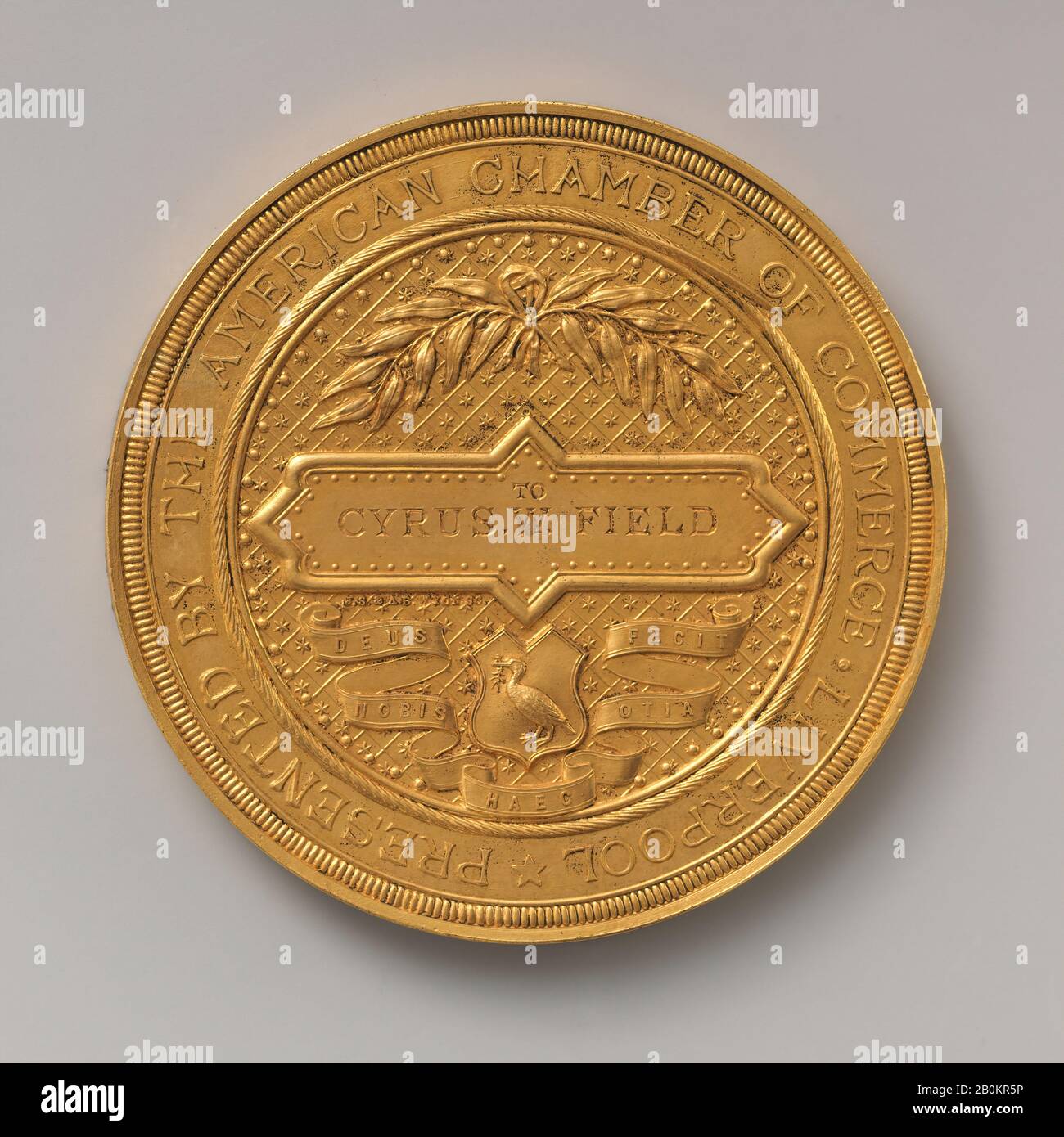 Médaillée : Joseph Shepherd Wyon, À Cyrus W. Field de la Chambre de commerce américaine, Liverpool, sur La Pose du câble atlantique, 1866, britannique, médaillée : Joseph Shepherd Wyon (britannique, 1836–1873), médaillé : Alfred Benjamin Wyon (britannique, 1837–1884), 1866, britannique, doré de cuivre, diamètre : 3 in. (76 mm), médailles et plaquettes Banque D'Images