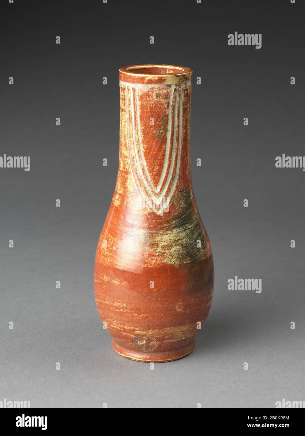 Support de louche (Hishaku-tate) avec Ladle (Hishaku), Japon, période Meiji (1868–1912), début du XXe siècle, Japon, Faïence avec blanc et rouge glissent sous glacer de plomb (Raku ware), H. 6 3/4 in. (17,1 cm), céramique Banque D'Images