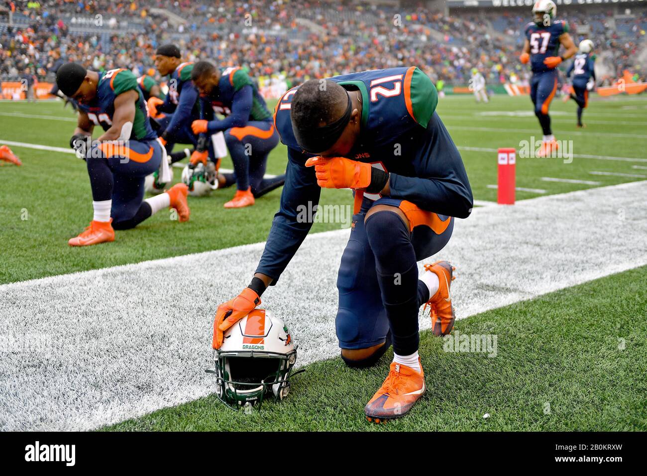 Seattle Dragons corner Mohammed Seisay (21) s'agenouille avec ses coéquipiers avant le match contre les Tampa Bay Vipers, samedi 15 février 2020, à CenturyLink Field, à Seattle. (Photo par IOS/ESPA-Images) Banque D'Images