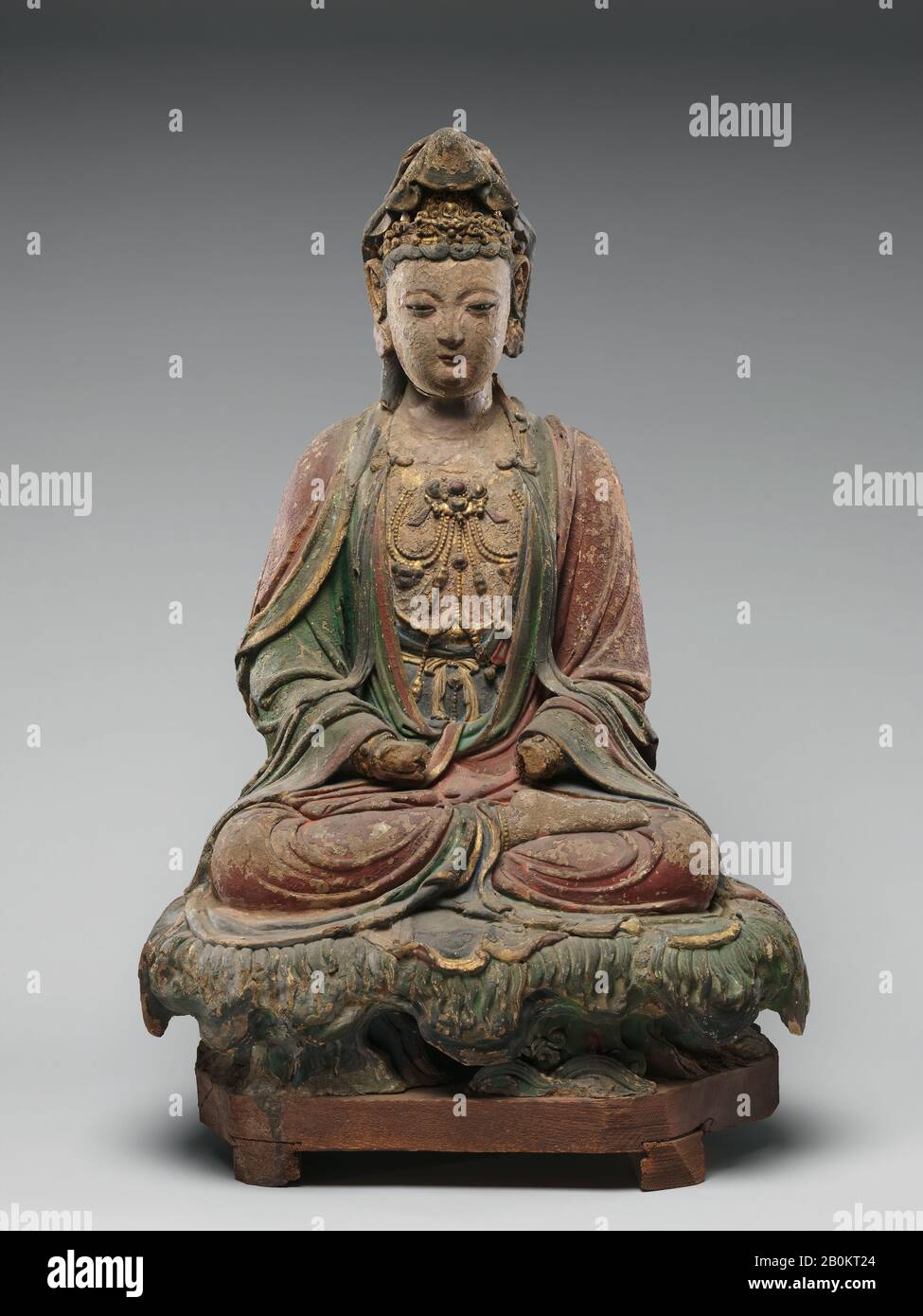 Figure assise sur la base de lotiformes, Chine, début de la dynastie Ming (1368–1644), Culture : Chine, Stuc, a. H. 22 3/4 po. (57,8 cm) ; avec 15 3/4 po. (40 cm) ; D. 10 1/2 po. (26,7 cm), b. H. 8 1/4 po. (21 cm); W. 19 po. (48,3 cm) ; D. 12 3/4 po. (32,4 cm), Sculpture Banque D'Images