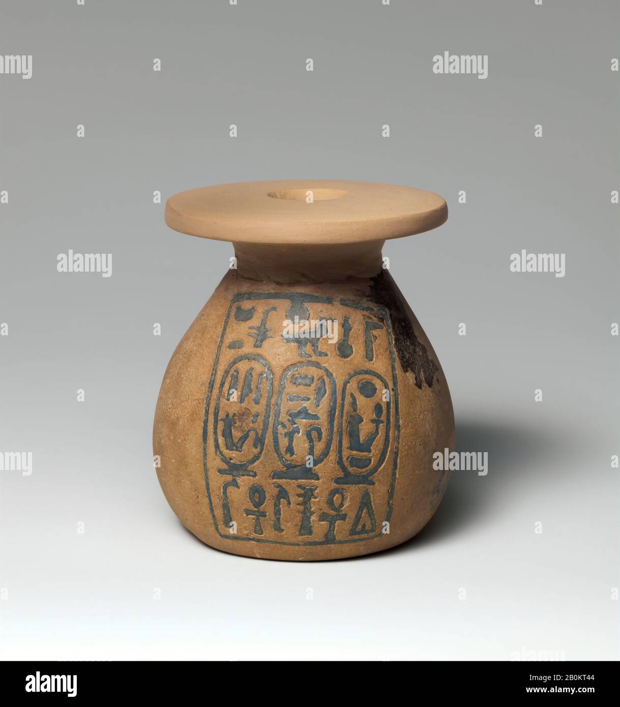 Kohl Jar Inscrit avec Les Noms d'Amenhotep III et de la reine Tiye, New Kingdom, Dynasty 18, Amenhotep III, CA. 1390–1352 C.-B., d'Égypte, Faience, H. 6,2 cm (2 7/16 po); Diam. (Jante) 5,4 cm (2 1/8 in.); W. 5,7 cm (2 1/4 in Banque D'Images