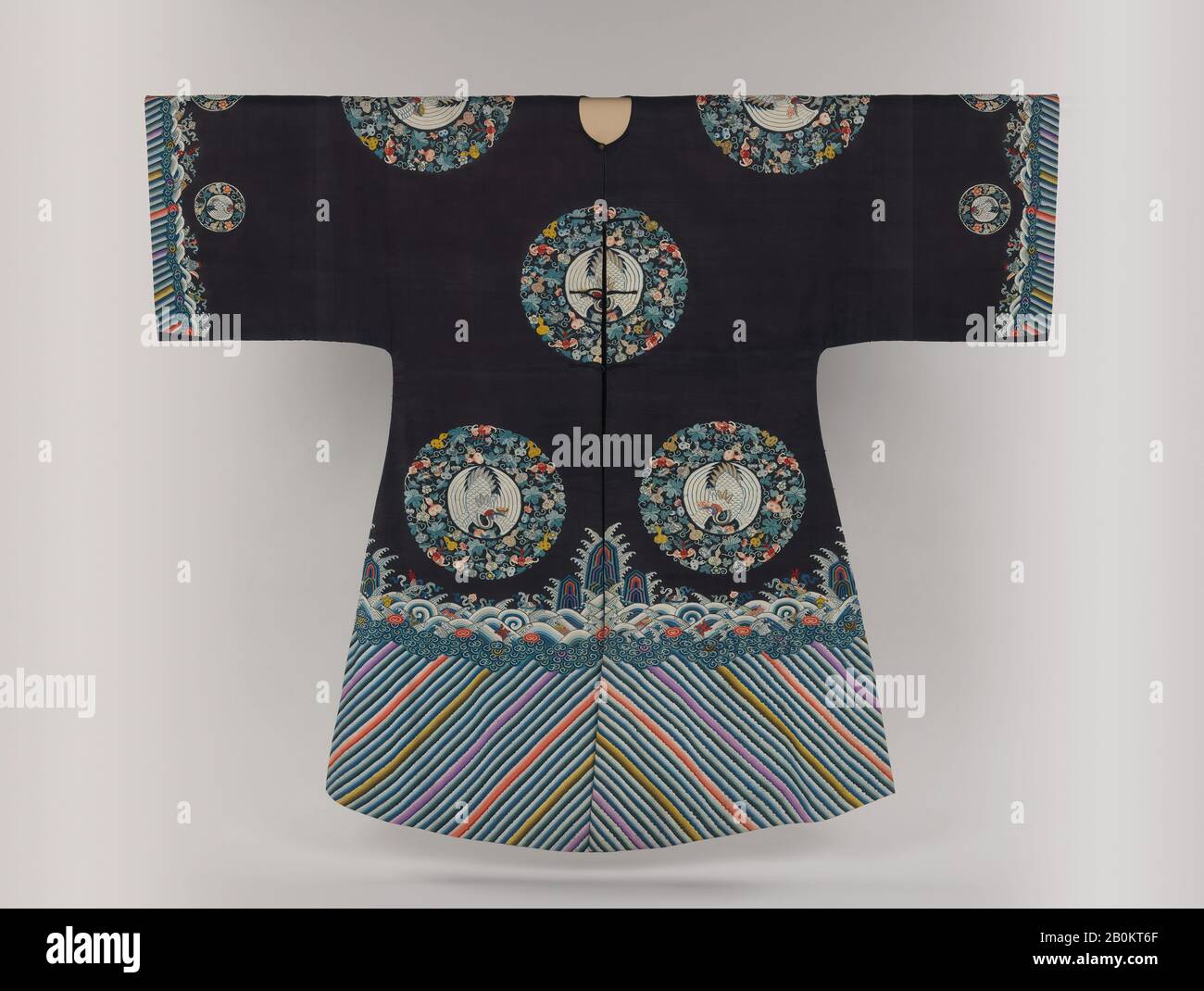 Manteau de femme avec médaillons de grue, Chine, dynastie Qing (1644–1911),  date du XIXe siècle, Chine, tapisserie de soie (kesi), 56 1/2 po. (143,5  cm), costumes-Tapisseries Photo Stock - Alamy