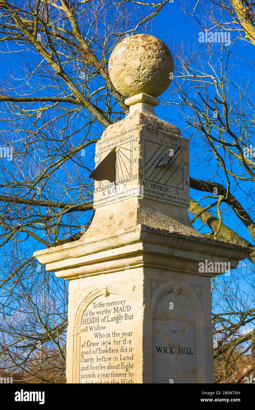 Vieux mémorial à la mémoire du bienfaiteur Maud Heath dont la legs a financé une chaussée à travers la rivière Avon et les plaines inondées adjacentes pour préserver les tourbières Banque D'Images