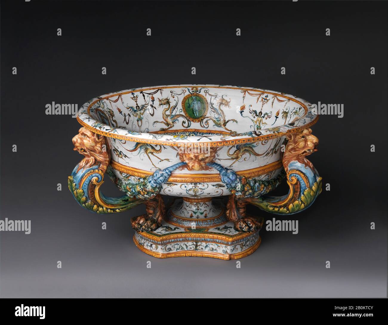 Atelier de la famille Fontana, cave à vin avec un Pageant Battle avec éléphants, italien, Urbino, Atelier de la famille Fontana (italien, actif CA. 1553–80), env. 1562–75, italien, Urbino, Maiolica (faïence à vitrage), Total : 12 7/8 × 23 1/2 × 23 1/2 po. (32,7 × 59,7 × 59,7 cm), céramique-poterie Banque D'Images