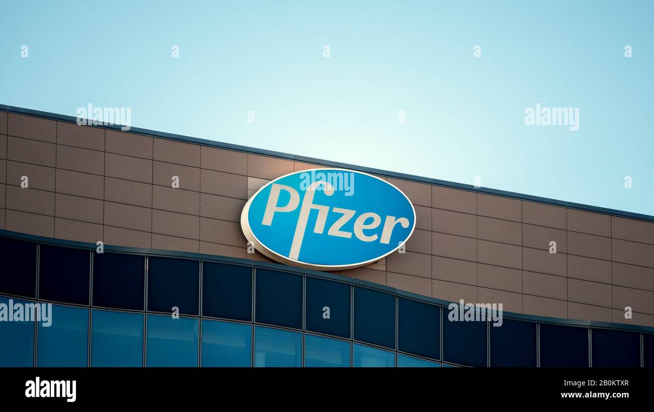 Berlin, ALLEMAGNE - 8 FÉVRIER 2020: Logo de Pharmaceutical Corporation Pfizer Au siège allemand À Berlin, Allemagne Banque D'Images
