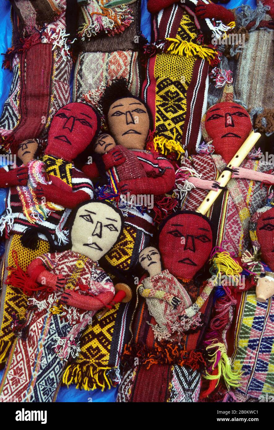 PÉROU, POUPÉES INDIENNES COLORÉES SUR UN MARCHÉ À CHINCHERO PRÈS DE CUZCO Banque D'Images