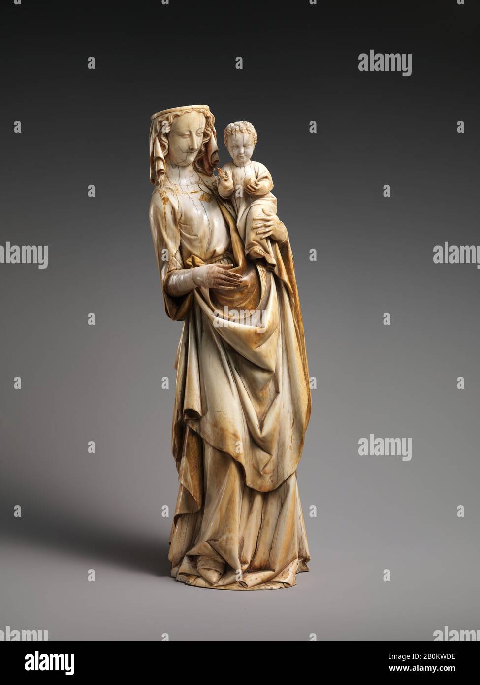 Virgin and Child, français, CA. 1320–30, français, ivoire avec traces de polychromie et doré, (base moderne en bois), sans base : 12 15/16 × 4 3/8 × 3 3/4 in. (32,8 × 11,1 × 9,5 cm), socle compris : 15 9/16 × 5 1/2 × 5 1/2 po. (39,5 × 14 × 14 cm), base : 2 5/8 × 5 1/2 × 5 1/2 po. (6,7 × 14 × 14 cm), Ivories Banque D'Images