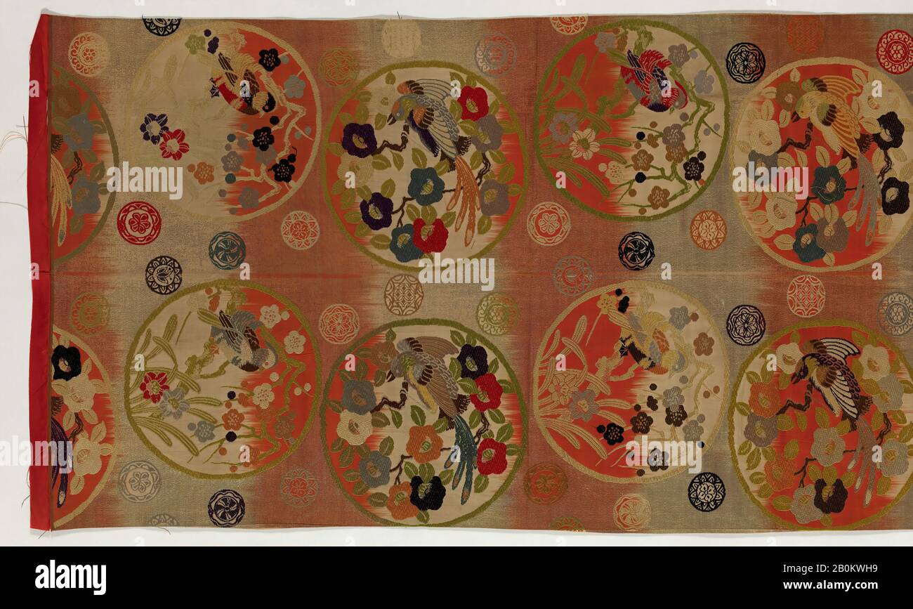OBI avec Roundels et oiseaux fleuris, Japon, période Meiji (1868–1912), Date fin du XIXe–début du XXe siècle, Japon, soie et fil métallique, Dans L'Ensemble : 205 x 27 3/4 po. (520,7 x 70,5 cm), costumes Banque D'Images